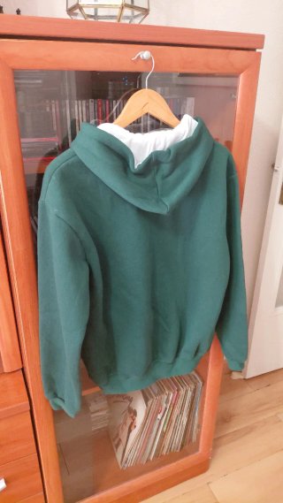 Sudadera. Verde con Logo en Relieve