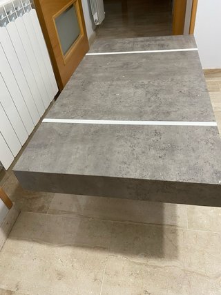 Mesa baja de diseño en color gris