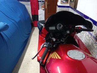Moto Deportiva Roja y Negra