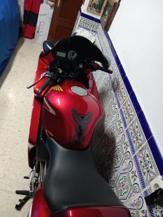 Moto Deportiva Roja y Negra