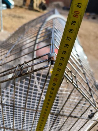 Jaula y comederos para gallinas