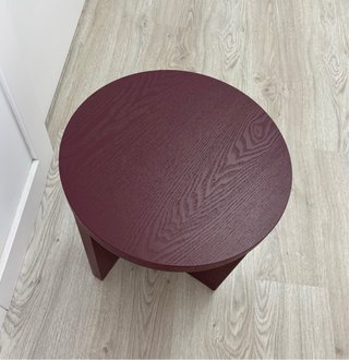 Mesa auxiliar de madera granate estructura cruzada