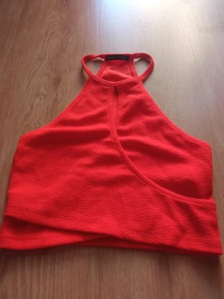 Top Bershka color Coral con Escote