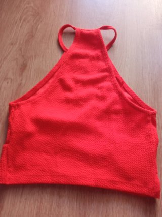 Top Bershka color Coral con Escote