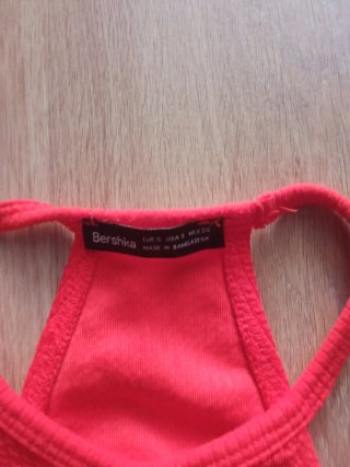 Top Bershka color Coral con Escote