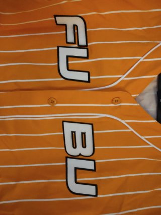 Camisa FUBU naranja y blanca talla M