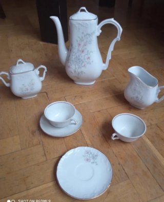 Juego de café de porcelana con detalles dorados
