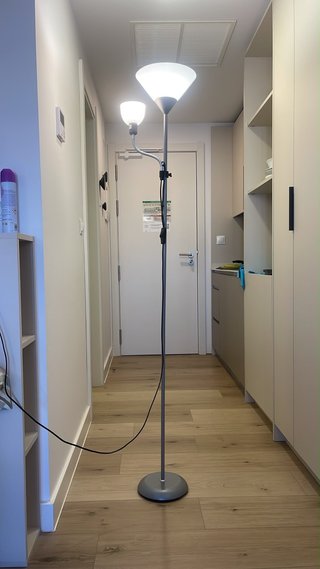 Lámpara de pie Ikea gris y blanca