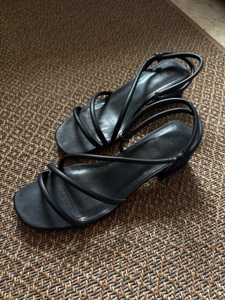 Sandalias negras tacón tiras