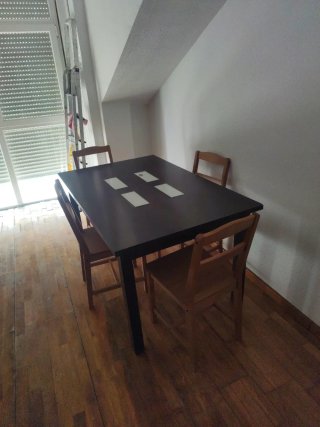 Mesa se abre más  65€ y 4 Sillas Ikea 50€ todo 95€