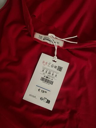 Vestido rojo halter asimétrico