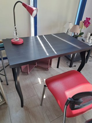 Mesa de estudio negra