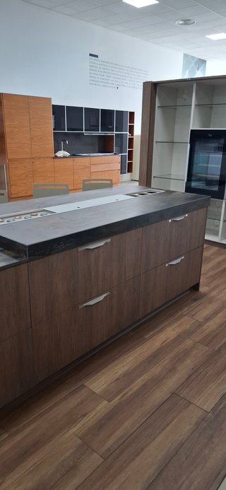 Liquidación exposición cocina laminado roble.