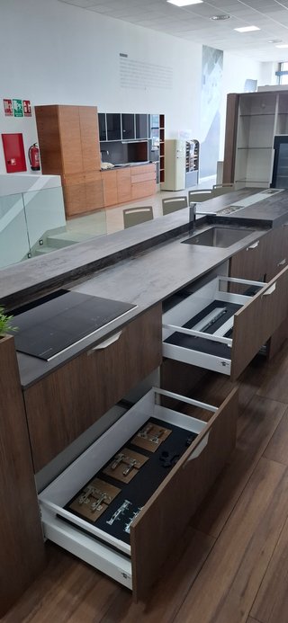 Liquidación exposición cocina laminado roble.