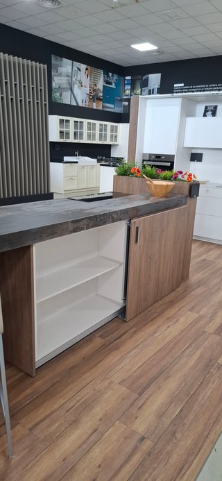 Liquidación exposición cocina laminado roble.