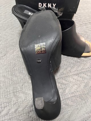 Sandalias DKNY Tacón Negro y Dorado