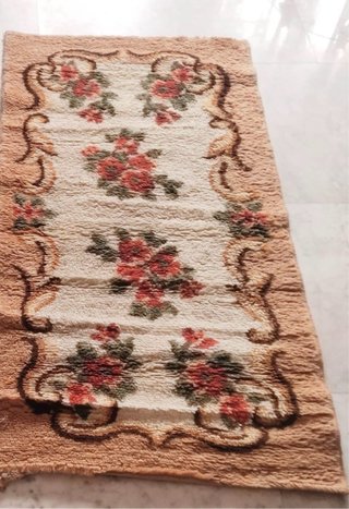Alfombra de tela con flores beige y rojas