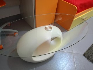 Tavolino da salotto ovale in vetro e plastica