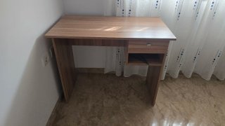 Escritorio de madera con cajón