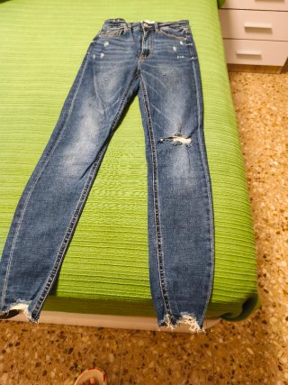 Pantalón vaquero desgastado