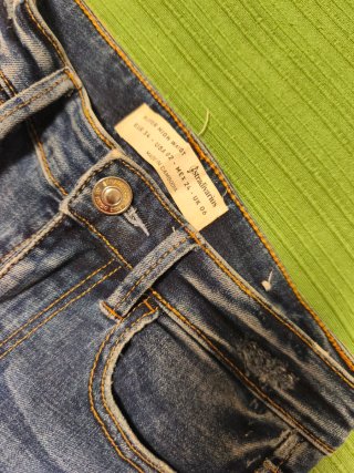 Pantalón vaquero desgastado
