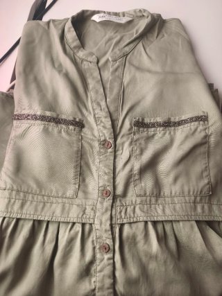 Vestido Zara verde militar con brillos