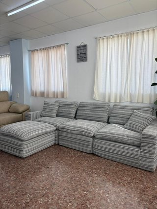Sofá modular de tela gris y beige