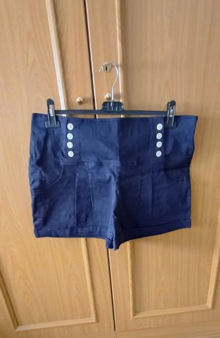 Shorts azules con botones