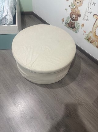 Puf redondo beige de tela