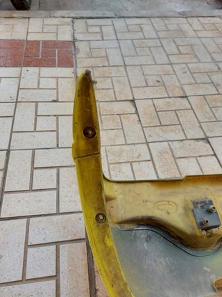 Paragolpes Trasero Ford Escort Amarillo año 1992