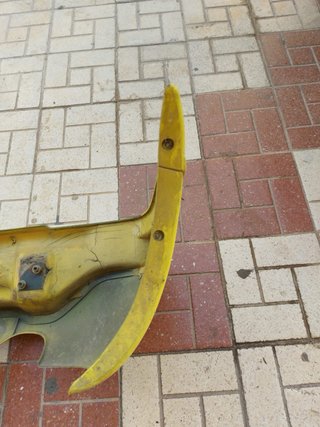 Paragolpes Trasero Ford Escort Amarillo año 1992