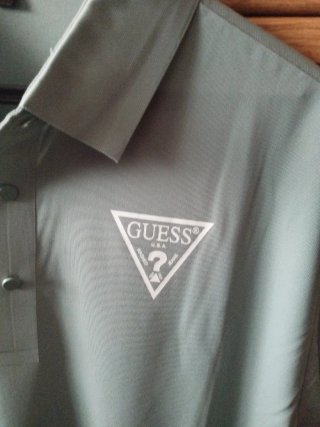 Polo Guess Verde Talla L Talla pequeño. 46 x 64