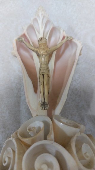 Cristo crucificado en concha marina artesanal