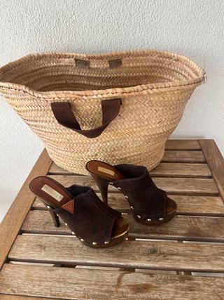 Sandalias Guess tacón marrón ante tachuelas
