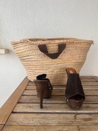 Sandalias Guess tacón marrón ante tachuelas