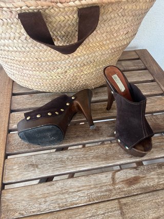 Sandalias Guess tacón marrón ante tachuelas