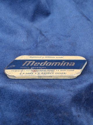 Antigua caja de farmacia Medomina
