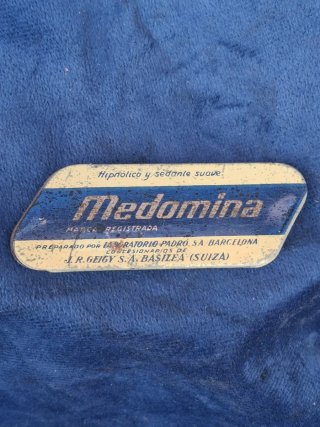 Antigua caja de farmacia Medomina