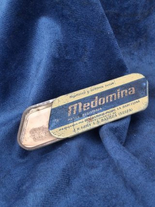 Antigua caja de farmacia Medomina