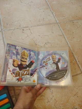 Buzz! Un mondo di quiz PS3 + 4 controller