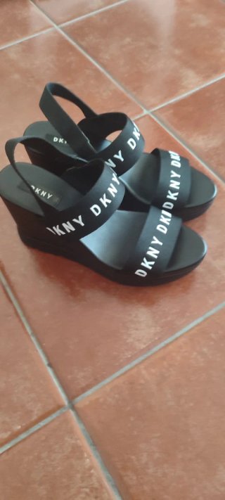 Sandalias plataforma DKNY negras