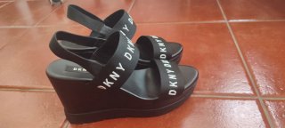 Sandalias plataforma DKNY negras