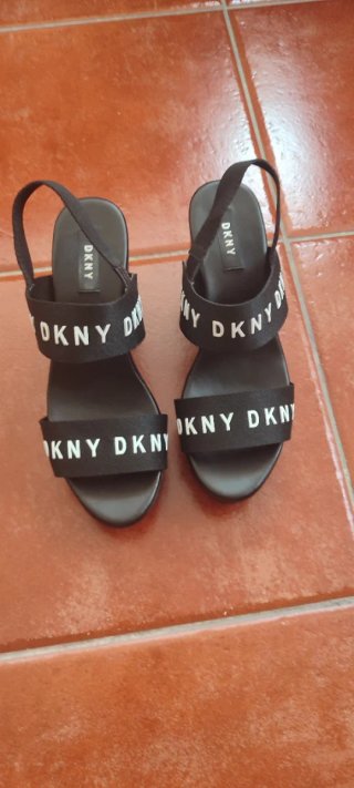 Sandalias plataforma DKNY negras