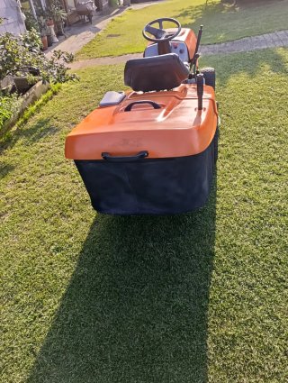 Tractor cortacésped Husqvarna naranja