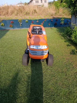 Tractor cortacésped Husqvarna naranja