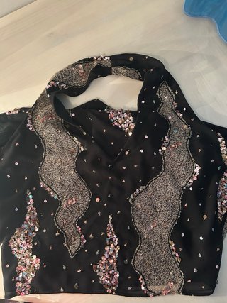 Top halter negro con lentejuelas