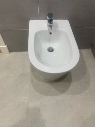 Lavabo suspendido y bidet compacto