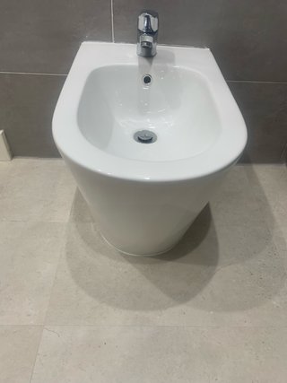 Lavabo suspendido y bidet compacto