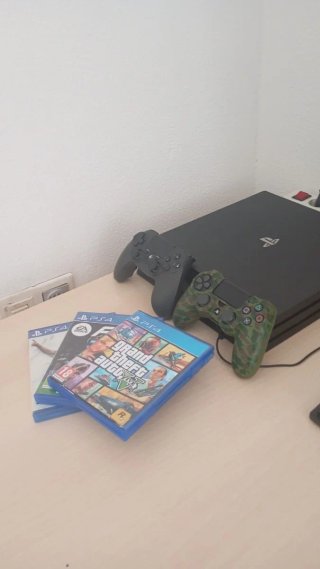 Consola PS4 Pro Negra + Juegos y Mandos