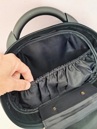 Neceser negro con cremallera y bolsillo interior